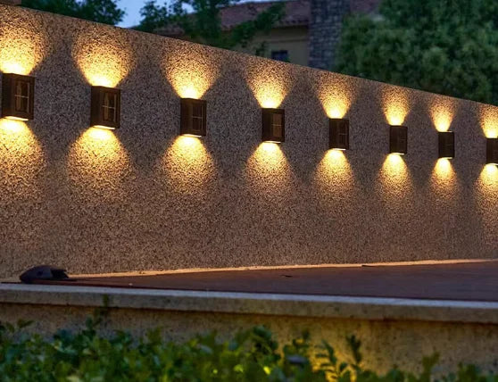 Lâmpada solar LED fina com 2 focos de luz quente para parede.