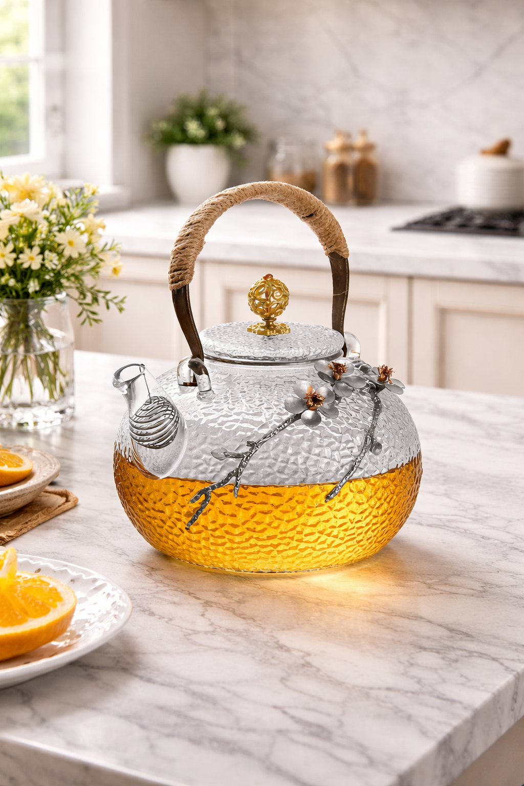 Chaleira de chá com infusor de frutas e design floral em martelo, ideal para uso doméstico.