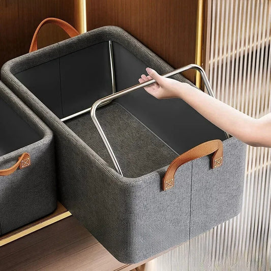 Organizador de roupas dobrável com suporte de aço e base rígida com cordão.